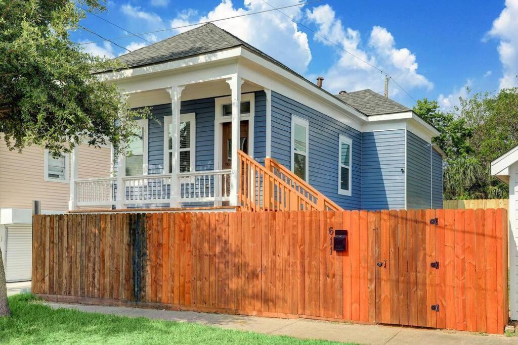 Renovated Beach Bungalow! Galveston Exterior photo