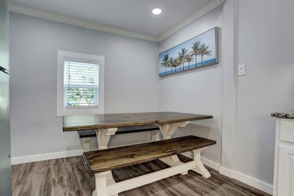 Renovated Beach Bungalow! Galveston Exterior photo